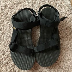 Women’s Original Universal Teva’s only worn once!